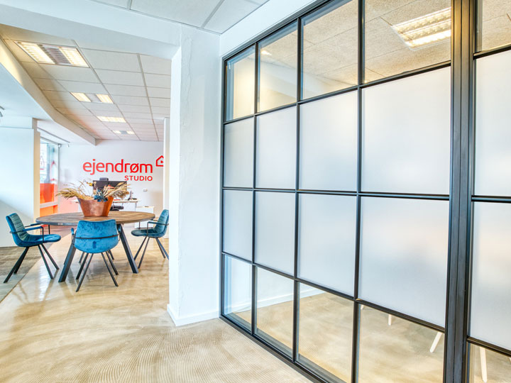 Glassvegg som romdeler på et kontor